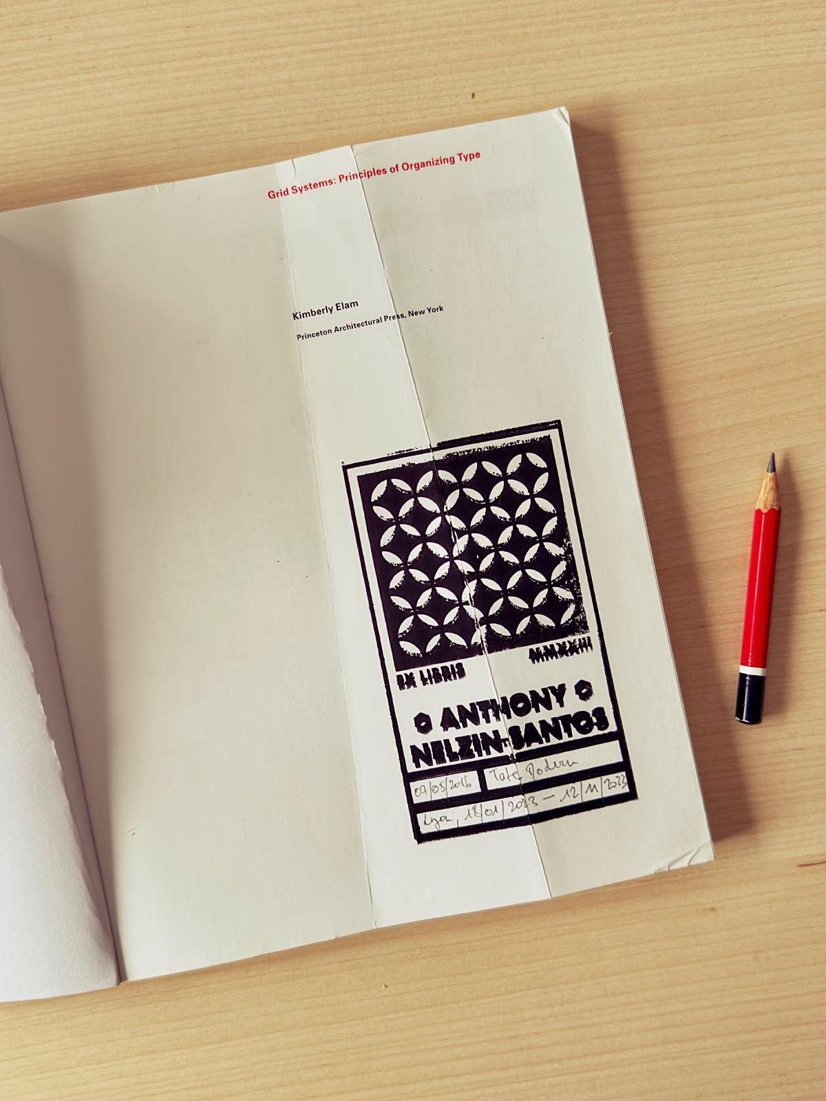 Une photographie verticale de la page de garde du livre Grid Systems: Principles of Organizing Type